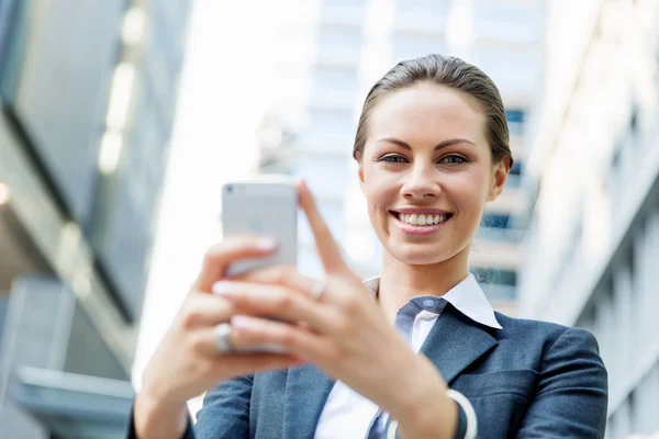 Ritratto di donna d'affari sorridente all'aperto — Foto Stock