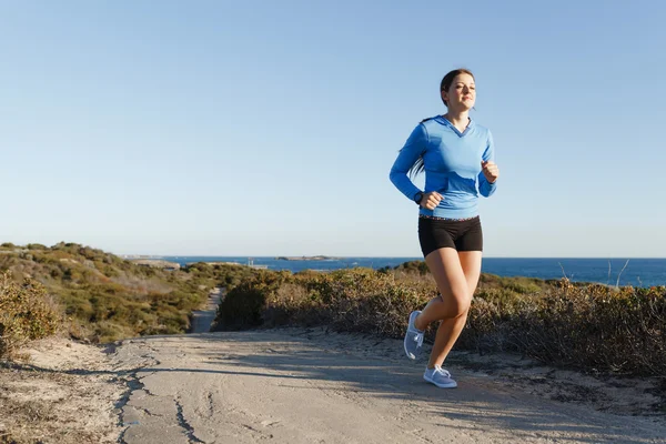 Sport corridore jogging sulla spiaggia di lavoro fuori — Foto Stock