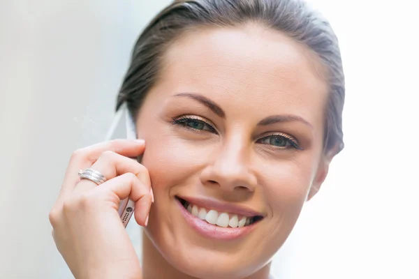 Retrato de mujer de negocios sonriendo al aire libre — Foto de Stock