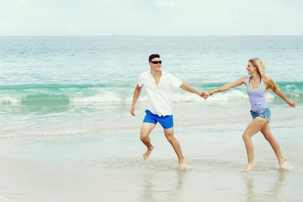 Romantique jeune couple sur la plage — Photo