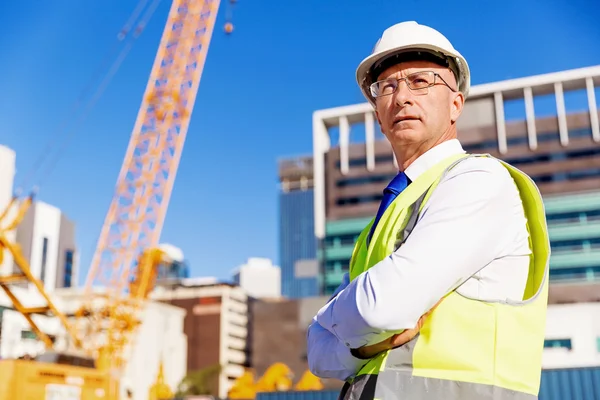 Engenheiro construtor em canteiro de obras — Fotografia de Stock