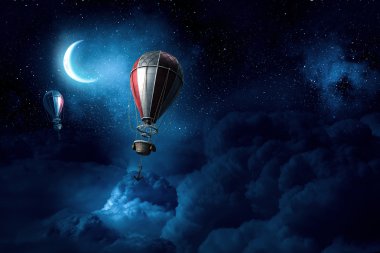 Hava balonları akşam gökyüzünde