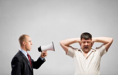 Saldırganlık ve iletişim bir küçük düşürme