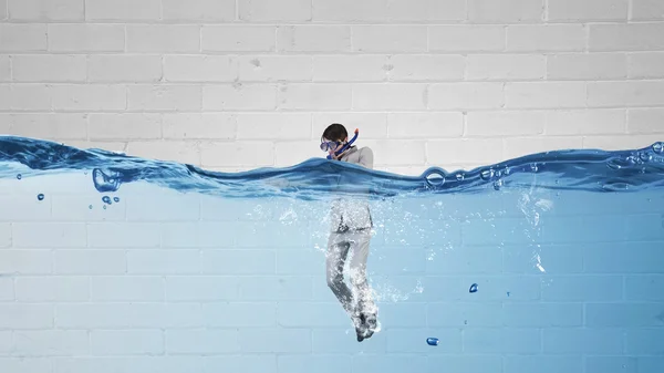 Mergulho em água homem de negócios — Fotografia de Stock
