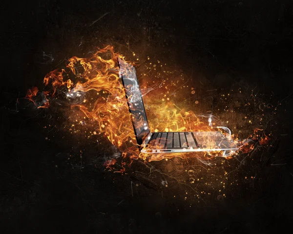 Laptop queimando com fogo — Fotografia de Stock