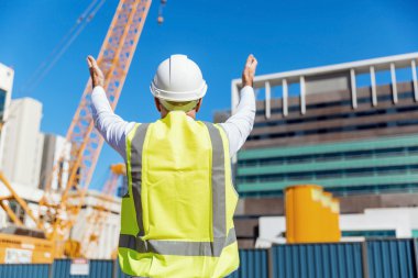 İnşaat alanında mühendis.