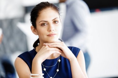 Çekici ofis çalışanı masada oturuyor.