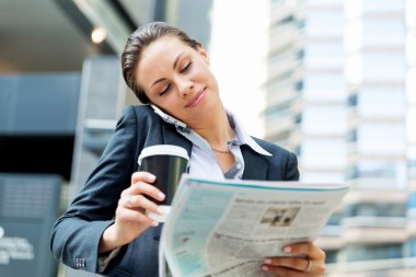 Açık havada gülümseyen bir iş kadını portresi.