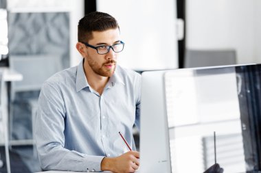 Masa başında oturan erkek ofis çalışanı