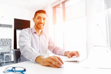 Çekici ofis çalışanı masada oturuyor.