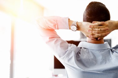 Çekici ofis çalışanı masada oturuyor.