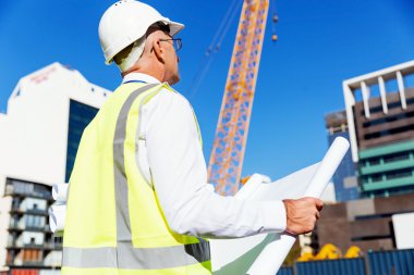 İnşaat alanında mühendis.