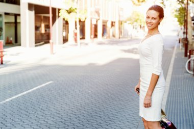 Şehirde yürüyüş çanta çanta çekerek iş kadını