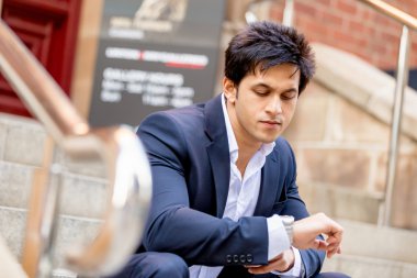 Açık havada kendinden emin bir iş adamının portresi.