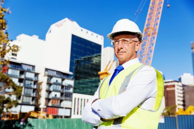 İnşaat alanında mühendis.