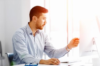 Çekici ofis çalışanı masada oturuyor.