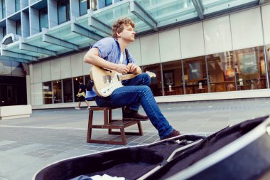 Gitar City ile genç müzisyen