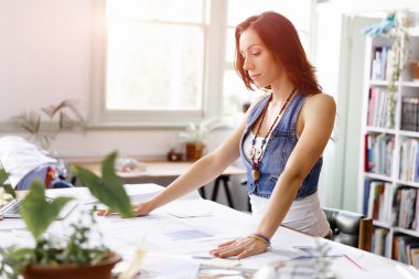 Yaratıcı ofiste duran genç kadın