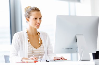 Çekici ofis çalışanı masada oturuyor.