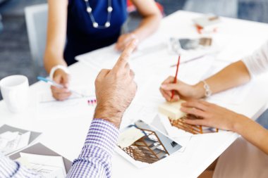 Kağıda yazı eller