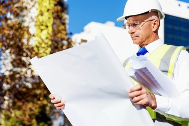 İnşaat alanında mühendis.