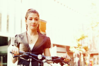 Genç kadın üzerinde bisiklet commuting