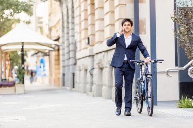 Başarılı bir iş adamı binicilik bisiklet