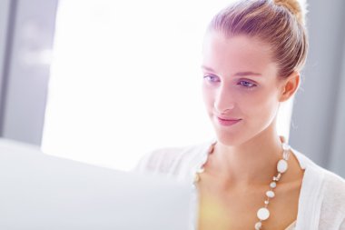 Çekici ofis çalışanı masada oturuyor.