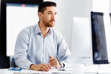 Masa başında oturan erkek ofis çalışanı