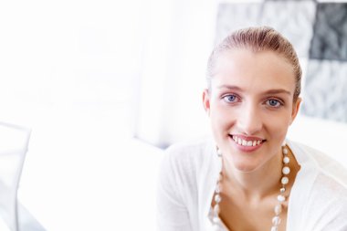 Çekici ofis çalışanı masada oturuyor.