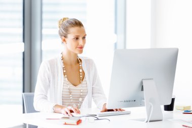 Çekici ofis çalışanı masada oturuyor.