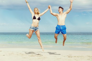 Mutlu çift Beach tatile atlama