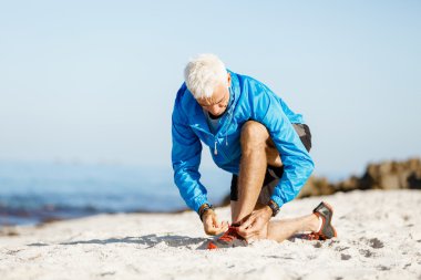 Runner ayakkabılarını verdi ve koşu için hazırlar