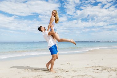 Mutlu çift Beach tatile atlama