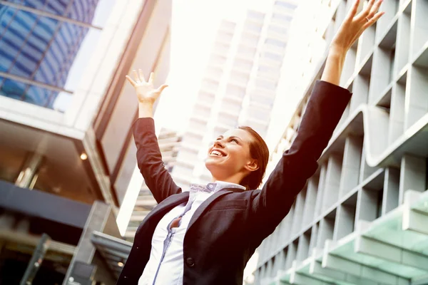 Retrato de mujer de negocios sonriendo al aire libre — Foto de Stock