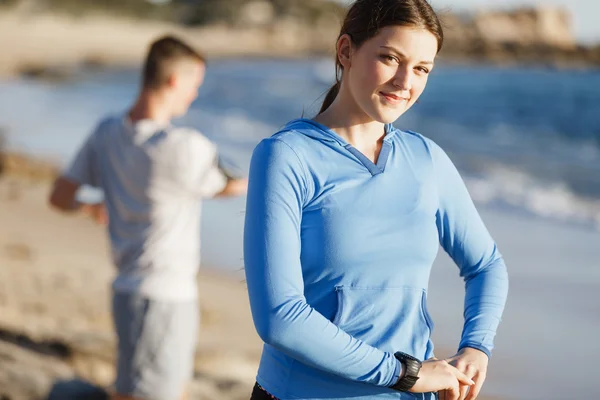 Jong (echt) paar op het strand training samen — Stockfoto