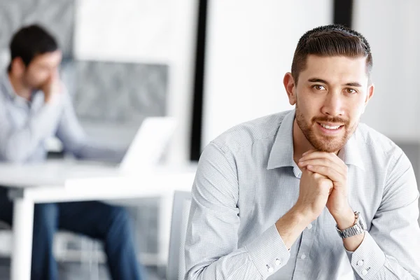 Attrayant employé de bureau assis au bureau — Photo