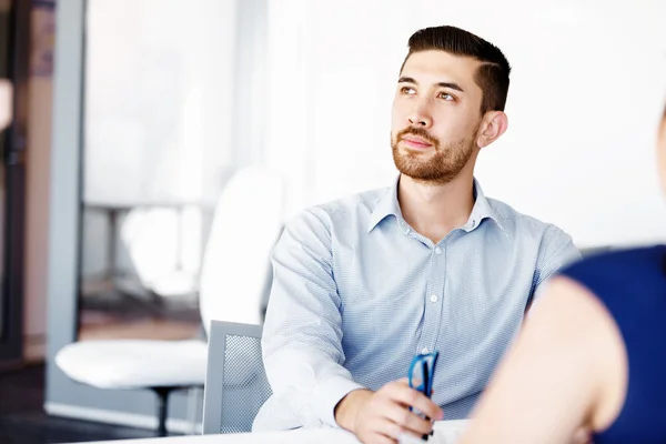 Knappe zakenman in office — Stockfoto