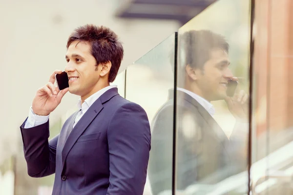 Retrato de empresario confiado al aire libre — Foto de Stock