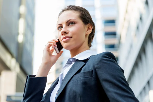 Portrait de femme d'affaires souriant en plein air — Photo