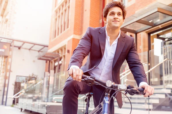 Hombre de negocios exitoso con bicicleta — Foto de Stock