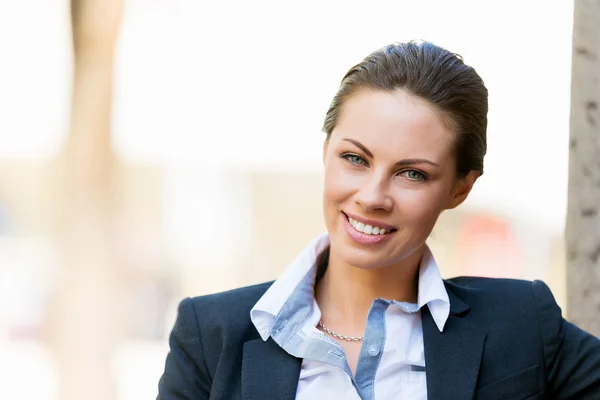 Retrato de mujer de negocios sonriendo al aire libre —  Fotos de Stock