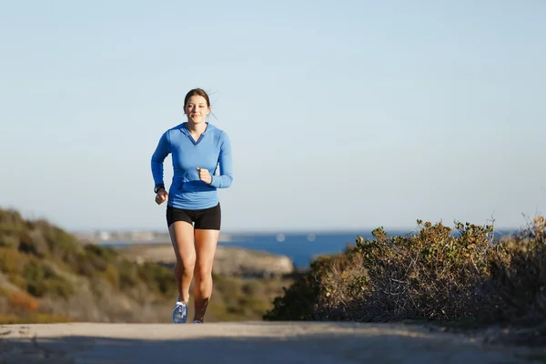 Sport runner joggen op strand uit te werken — Stockfoto