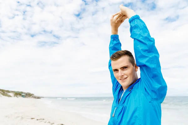 Man opleiding op strand buiten — Stockfoto