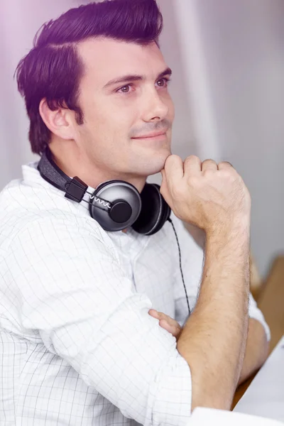 Hombre joven con auriculares — Foto de Stock