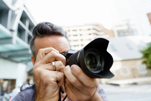 Mužské Fotograf fotografování snímku — Stock fotografie