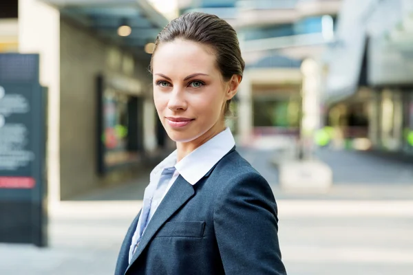 Portrait of business woman smiling outdoor — Stock Photo, Image