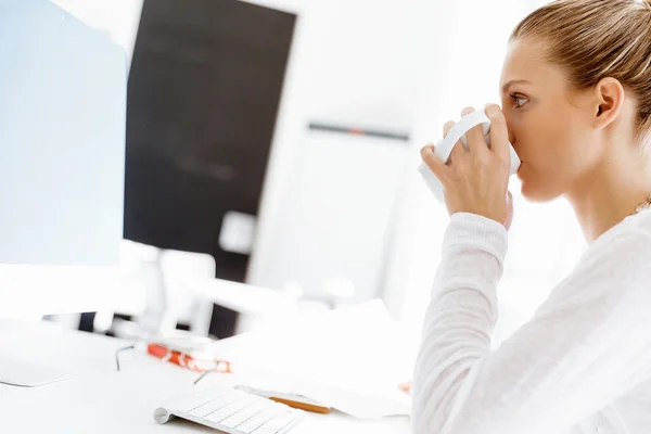 Attractive office worker sitting at desk — Stock Photo, Image