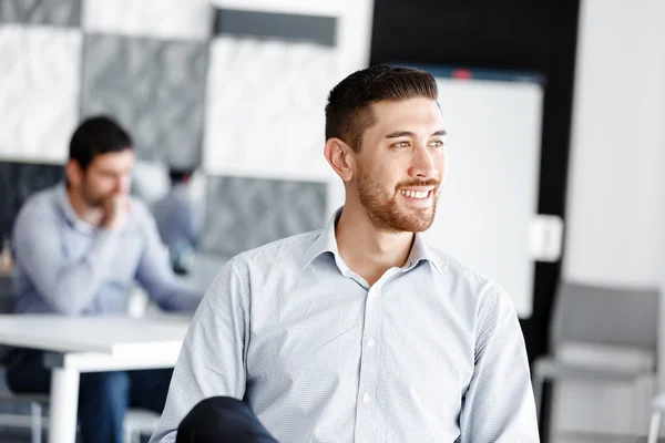 Attrayant employé de bureau assis au bureau — Photo