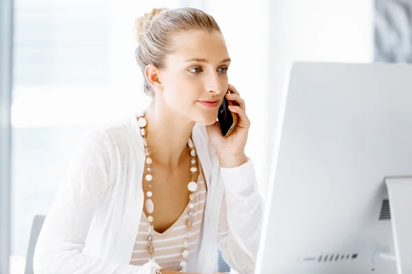 Attractive office worker sitting at desk — Stock Photo, Image